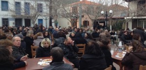 Η πλατεία του χωριού Πλατύ, μετά την κηδεία και παρά το κρύο γέμισε από φίλους και γνωστούς του Αντώνη Κυμπρίτη κατά την μακαριά
