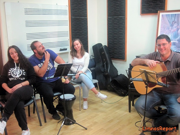 image «Τσακώσαμε» την ορχήστρα του Manos στις πρόβες!!!(βίντεο)