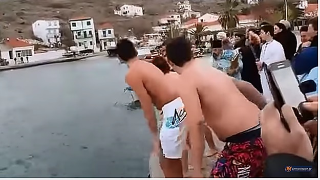 image Και στον Αη Στράτη βούτηξαν στα παγωμένα νερά να πιάσουν τον σταυρό (Βίντεο)
