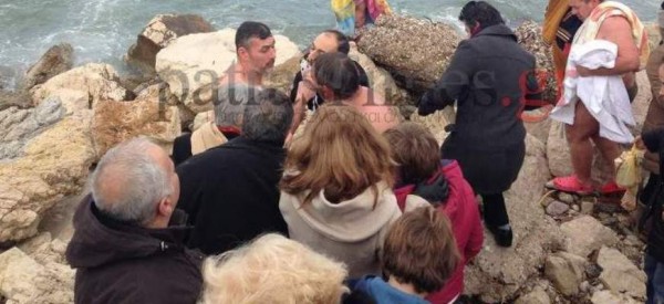 image ΑΣΕ ΚΑΤΩ ΤΟΝ ΣΤΑΥΡΟ! – Άνδρες ήρθαν στα χέρια στον αγιασμό των υδάτων στην Πάτρα (ΒΙΝΤΕΟ)