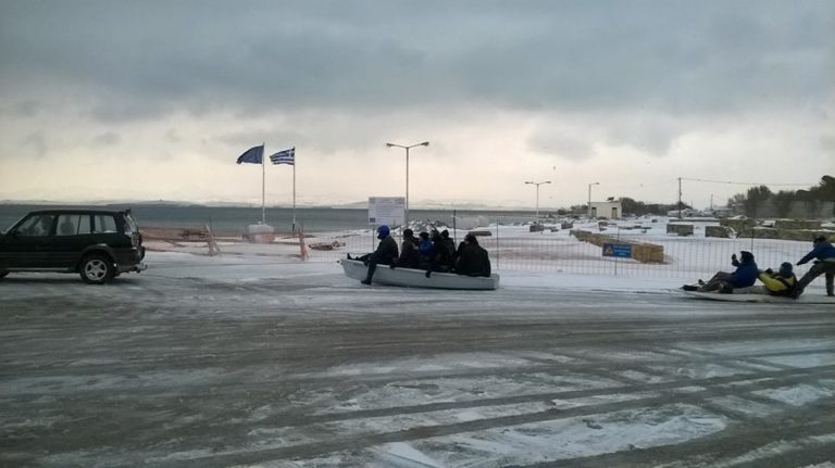 image Λήμνος: Τα «έλκηθρα» και ο χιονάνθρωπος που τρέλαναν το Μούδρο! (photos & videos)
