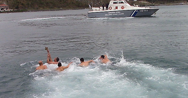image Βίντεο – Φώτο: Κάτω από ψιλόβροχο, στα παγωμένα νερά του ακριτικού νησιού ο Καθαγιασμός των Υδάτων στην Μύρινα Λήμνου!!!