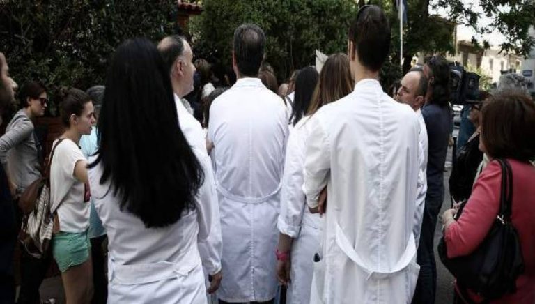 image «Αφαίμαξη» για τους γιατρούς με το νέο ασφαλιστικό – Χάνουν έως και το 92% από το εισοδήμά τους