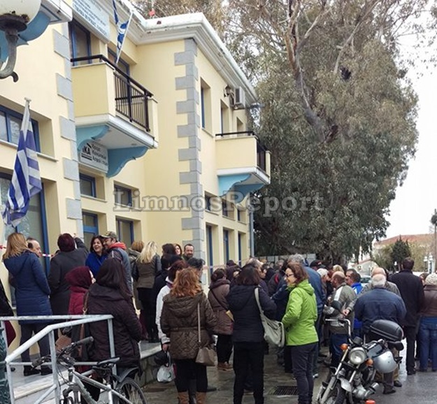 image Τώρα οι πρώτες φωτογραφίες από την Διαμαρτυρία κατά της υποβάθμισης των υπηρεσιών ΕΦΚΑ Λήμνου