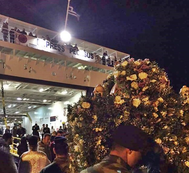 image Δέηση εντός του καραβιού, υπέρ υγείας του πληρώματος στον Άγιο Ευστράτιο (Βίντεο-Φωτο)