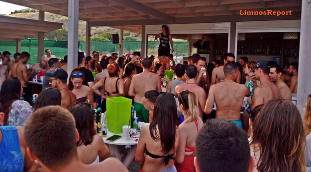 image ΛΗΜΝΟΣ: Το πρώτο beach party της χρονιάς είχε χρώμα… Φοιτητικό στο Βeach bar Sabbia (φωτο-βιντεο)