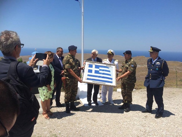 image Η ΔΑΝ Αγίου Ευστρατίου έκανε δώρο την Ελληνική Σήμαια στον Προκόπη Παυλόπουλο, το Ιερότερο σύμβολο του Έθνους (φωτο)