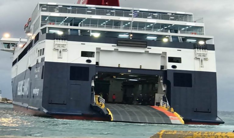 image Blue Star Χίος: Χωρίς αισθήσεις 20χρόνος ναυτικός στο Νοσοκομείο , πιάστηκε στην πόρτα του γκαράζ.