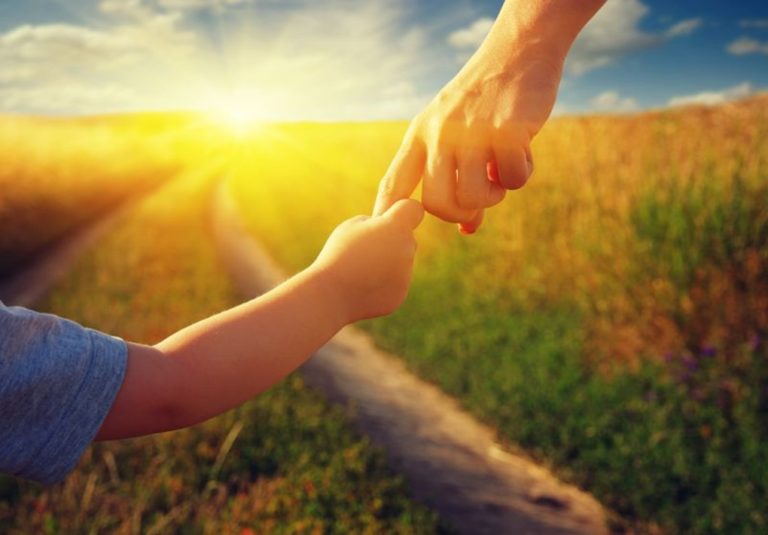 image Περιθωριoποίηση στην σχολική ηλικία: Ένα παιδί τριγυρνάει μόνο του στην αυλή του σχολείου στο διάλειμμα