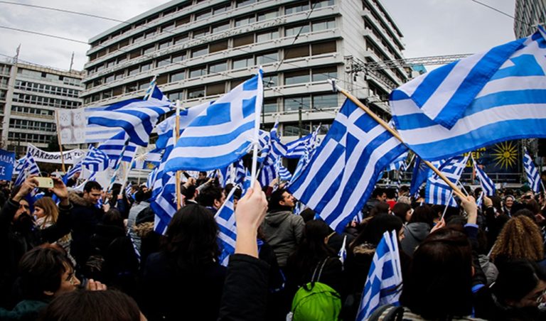 image Καρέ καρέ όλα όσα γίνονται στο Σύνταγμα- Χιλιάδες πολίτες στο συλλαλητήριο (ΕΙΚΟΝΕΣ)