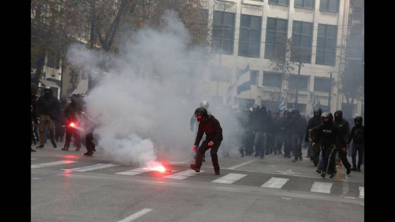 image Ένταση στο κέντρο της Αθήνας: Χειροβομβίδες κρότου-λάμψης κατά ακροδεξιών (φωτο)