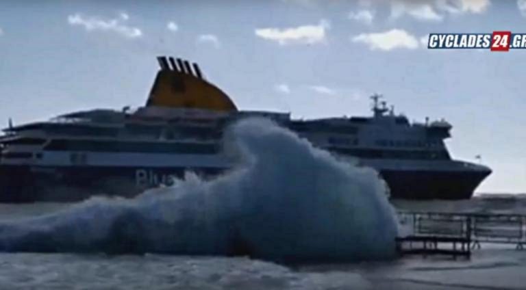 image Τεράστια κύματα «χτυπούν» ασταμάτητα το λιμάνι – Η μάχη του καπετάνιου με τα μποφόρ στην Τήνο! (BINTEO)