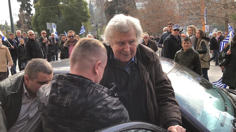 image Στο Σύνταγμα ο Μίκης Θεοδωράκης: Έγινε δεκτός με χειροκροτήματα (βίντεο-φωτο)