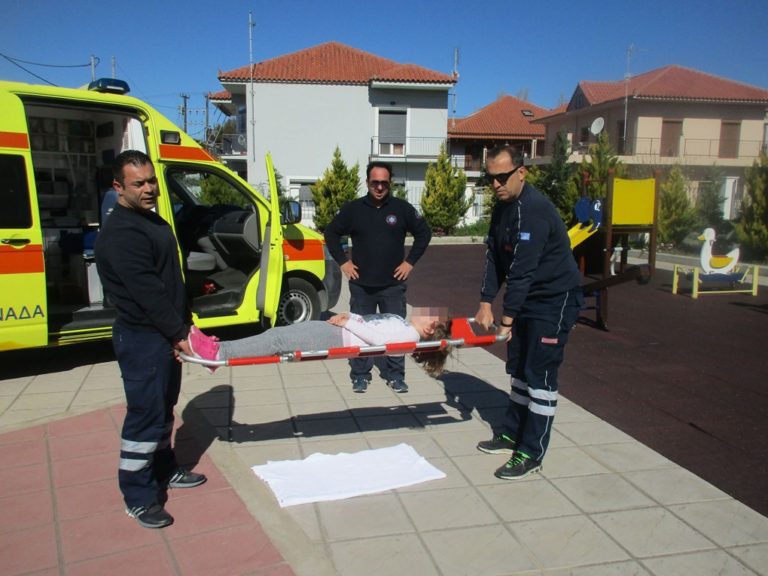image Ασθενοφόρο σε Νηπιαγωγείο της Μύρινας… με εκπαιδευτικό σκοπό!!! (φωτο)