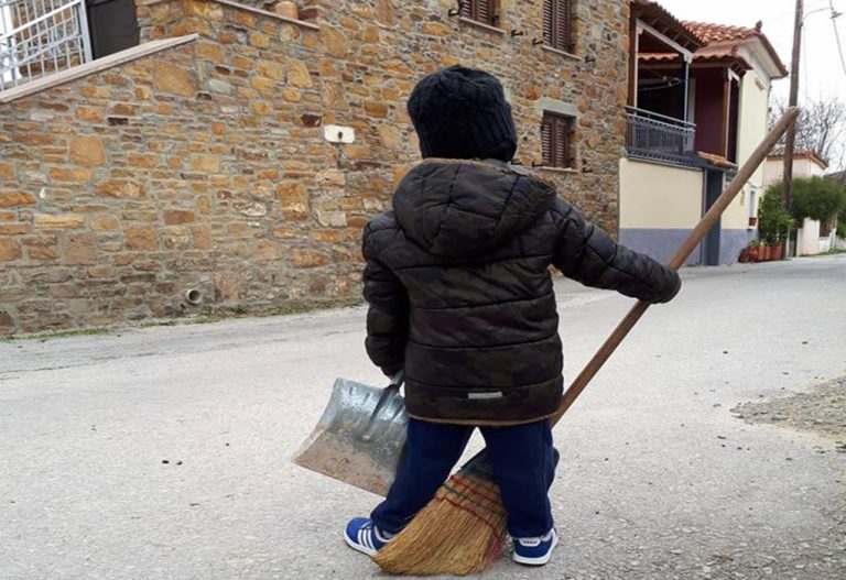 image Όταν θέλεις όλα γίνονται, αρκεί να θέλεις: Μικροί και μεγάλοι πήραν σκούπες και φαράσια και άστραψε το Πορτιανού!(φωτο)