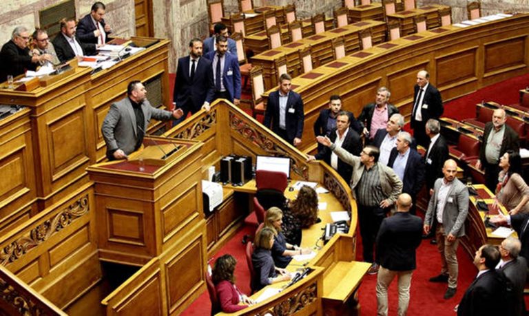 image Χαμός στη Βουλή: Παραλίγο να πέσει ξύλο με χρυσαυγίτες βουλευτές(βίντεο)