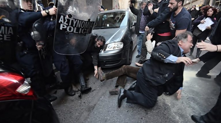 image Πρωτοφανή επεισόδια: Άγριο ξύλο, χημικά και τραυματίες σε συμβολαιογραφείο στην Αθήνα (φωτο-βιντεο)