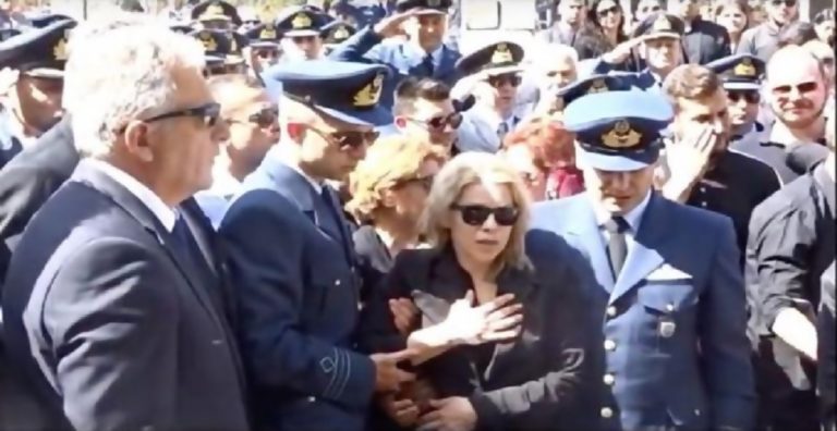 image Το ανατριχιαστικό “αντίο” της χήρας του ήρωα πιλότου