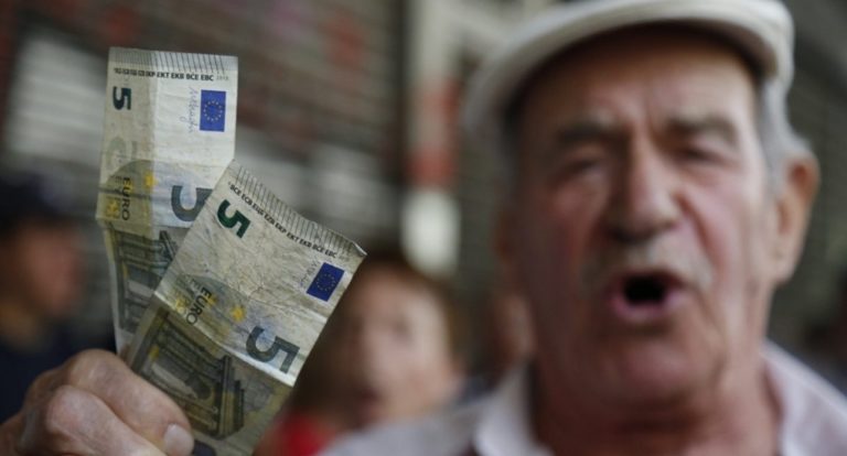 image «Πονοκέφαλος» στους συνταξιούχους από τις νέες περικοπές – Δείτε αναλυτικά τα νέα ποσά σε Δημόσιο, ΙΚΑ, ΔΕΚΟ (φωτό)