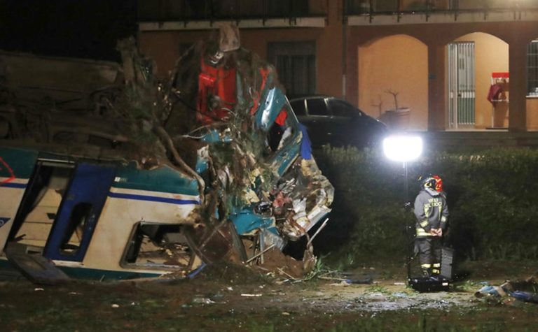 image Ιταλία: Σύγκρουση τρένου με φορτηγό -Δύο νεκροί πολλοί τραυματίες (Φωτο-βιντεο)