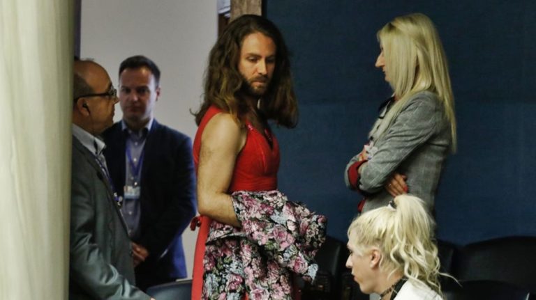image Με ονομαστική ψηφοφορία κλείνει η «μάχη» για την αναδοχή από ομόφυλα ζευγάρια