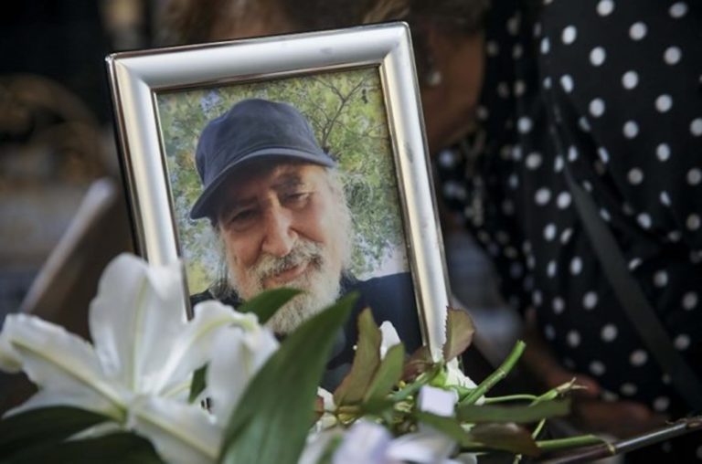 image ΕΝΑ ΜΕΓΑΛΟ ΑΝΤΙΟ: Πλήθος κόσμου στην κηδεία του Χάρρυ Κλυνν (Βίντεο-φωτο)