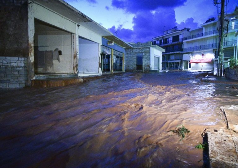image Νύχτα-εφιάλτης για τη Μάνδρα: Πλημμύρισαν οι δρόμοι, ανάστατοι οι κάτοικοι [εικόνες-βιντεο]