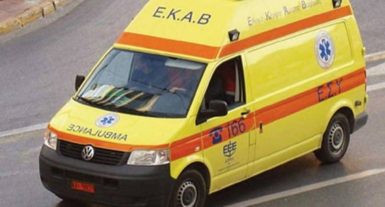 image Τρεις άνθρωποι χωρίς τις αισθήσεις από την σύγκρουση λεωφορείου με δύο οχήματα στην ΠΑΘΕ