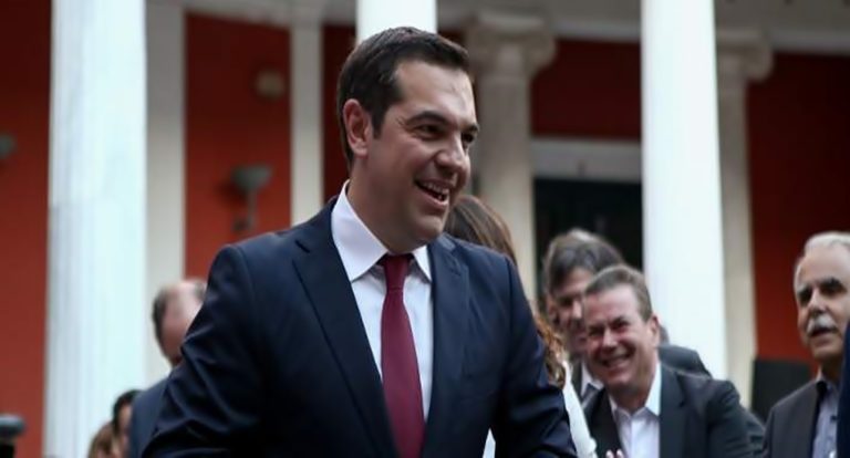 image Η στιγμή που ο Τσίπρας φορά τη γραβάτα στο Μαξίμου -Με τη βοήθεια Τζανακόπουλου [βίντεο]