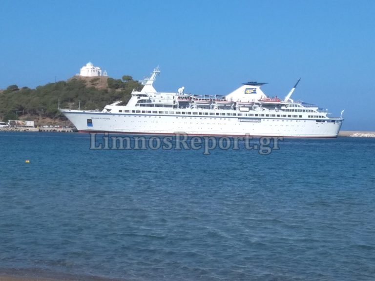 image Το Salamis Filoxenia στο λιμάνι της Μύρινας