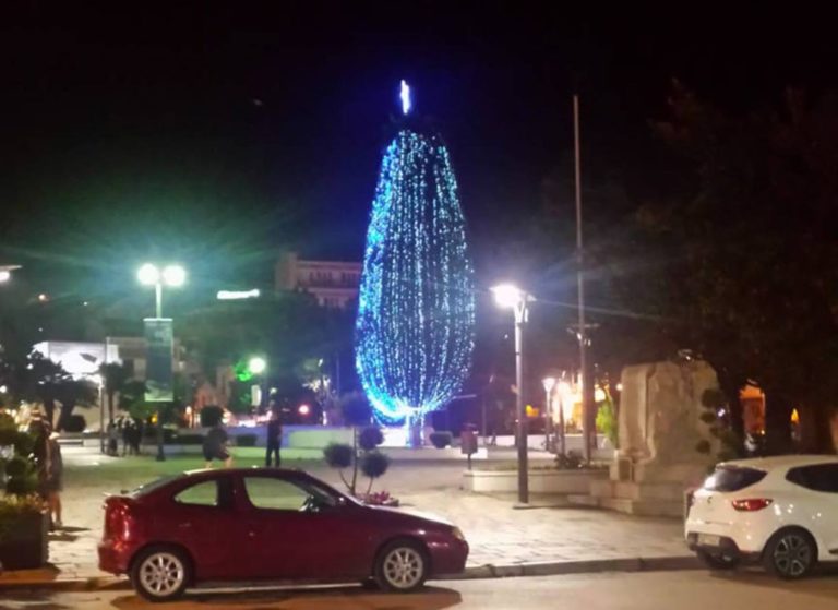 image Προφανώς στον δήμο Καβάλας… τρολλάρουν τον καιρό.  Άναψε το… χριστουγεννιάτικο δέντρο στην καρδιά του καλοκαιριού!