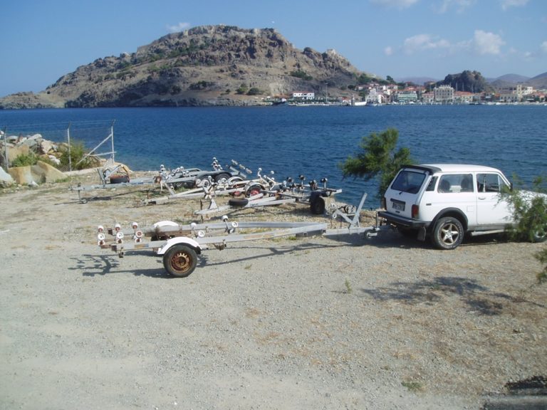 image Δημοτικό Λιμενικό Ταμείο Λήμνου: Τρέιλερ σκαφών πάνω από την γλίστρα στο λιμάνι της Μύρινας (φωτο)