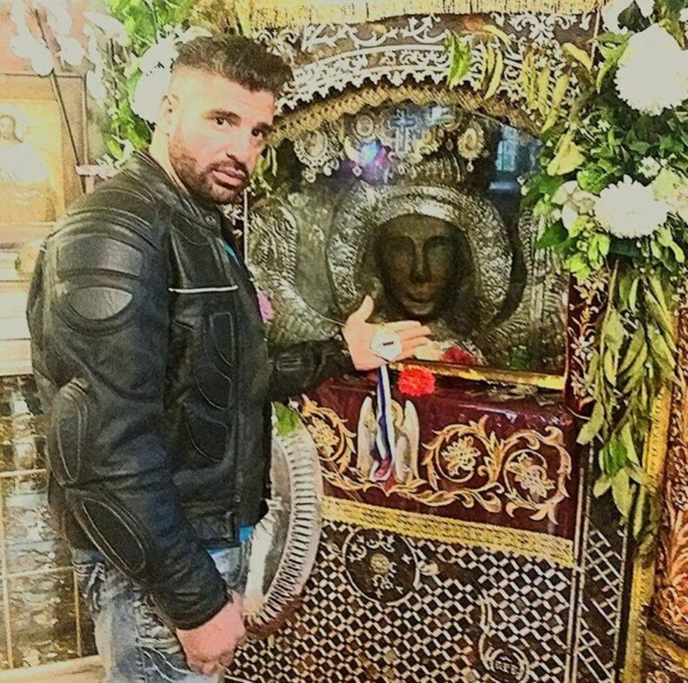 image Εθελοντής πυροσβέστης και αθλητής τοποθέτησε το Σταυρό στη Μυτιλήνη
