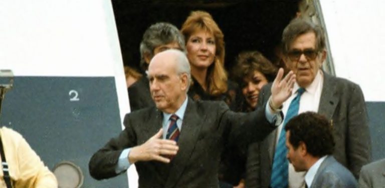 image Ένα νεύμα, μια ιστορία: 30 χρόνια από τότε που ο Ανδρέας Παπανδρέου ζήτησε από την Δήμητρα Λιάνη να τον ακολουθήσει (VIDEO)