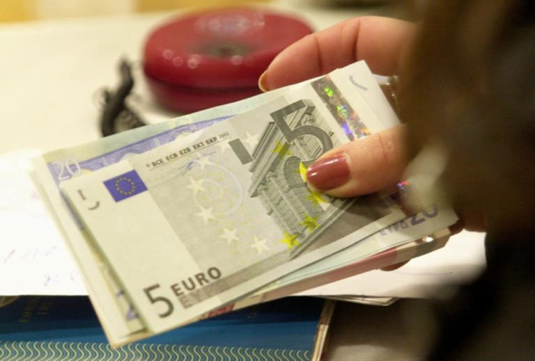 image «Φρένο» στις αγορές με μετρητά – Τι αλλάζει από το 2024 στις συναλλαγές μας