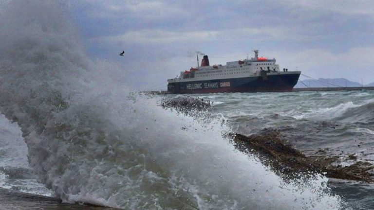 image Προβλήματα στις ακτοπλοϊκές συγκοινωνίες λόγω της κακοκαιρίας – Δεμένα τα πλοία σε Ραφήνα και Λαύριο