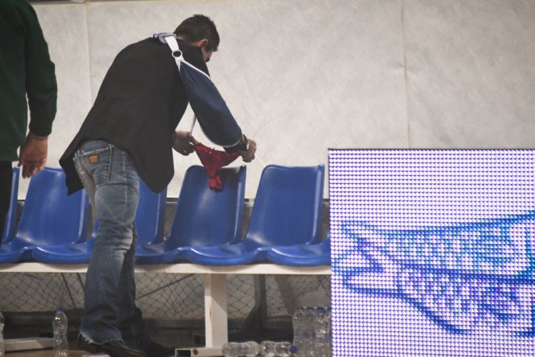 image Παναθηναϊκός – Ολυμπιακός: Άφησε κόκκινο… στρινγκ στον πάγκο του Ολυμπιακού ο Γιαννακόπουλος! [pics]
