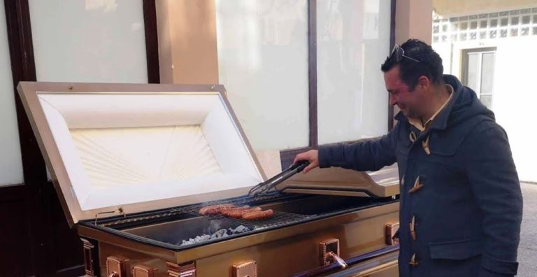image Έγινε και αυτό: Τσίκνισαν σε ψησταριά φέρετρο στο Ναύπλιο (Φωτο)