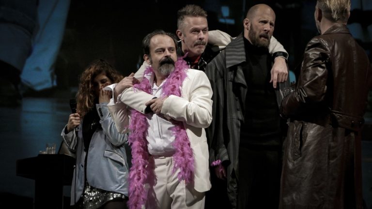image Ο «Μισάνθρωπος» του Μολιέρου σε απευθείας μετάδοση από το Εθνικό Θέατρο στη Λήμνο!