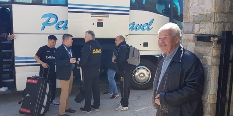 image Συγκινητική στιγμή με τον 80χρονο κύριο Γιώργο που είδε για πρώτη φορά από κοντά την ΑΕΚ στη Λήμνο! (ΦΩΤΟ)