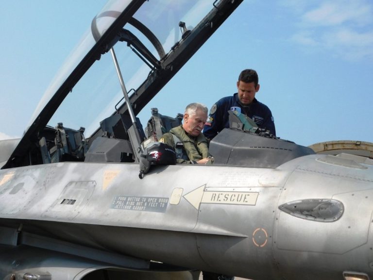 image Ο αρχηγός ΓΕΕΘΑ πέταξε στη Λήμνο με F-16 (φωτο)