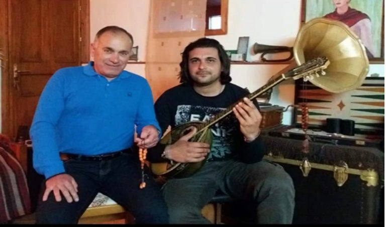 image Αχιλλέας Καλτσούνης- Κωνσταντίνος Μπακλατζής ακόμα μια συνεργασία! “Ο Μανώλης δεν μιλάει το μπουζούκι αρχινάει” (βίντεο)