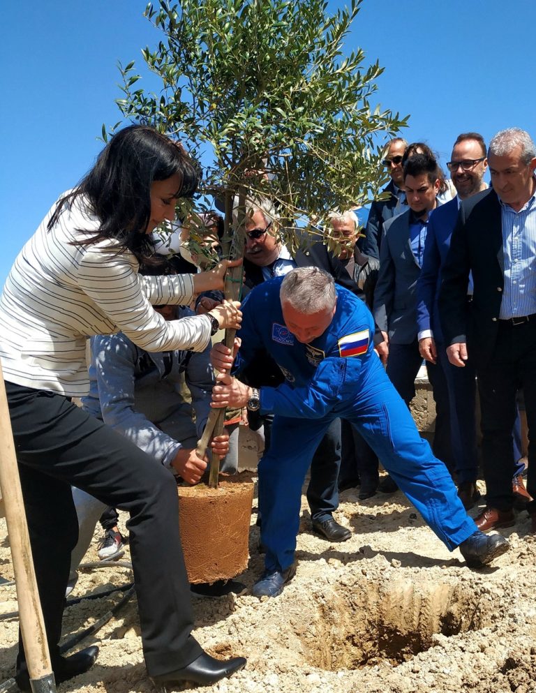 image Η Υπουργός Τουρισμού Έλενα Κουντουρά εγκαινίασε παρουσία εν ενεργεία Ρώσων κοσμοναυτών το πάρκο «Γιούρι Γκαγκάριν» στο Ηράκλειο της Κρήτης,