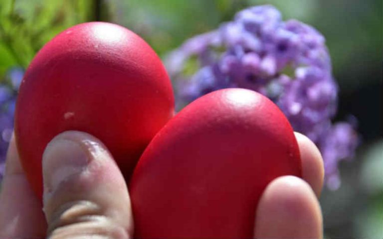 image Γιατί βάφουμε κόκκινα αυγά σήμερα Μεγάλη Πέμπτη;