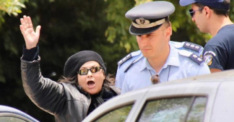 image Ελένη Λουκά: Επιτέθηκε στην Δούρου έξω από εκλογικό κέντρο- Την «μάζεψαν» αστυνομικοί (BINTEO)