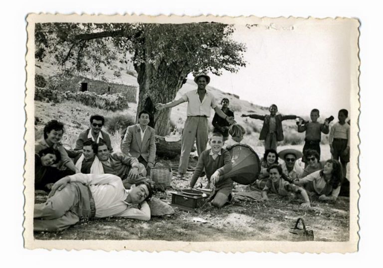 image Από το κίτρινο συρτάρι της γιαγιάς Βαρβάρας: Η Πρωτομαγιά μέσα από τη μαγεία του ασπρόμαυρου στη Λήμνο! (φωτο)