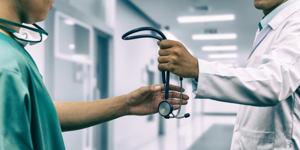 Doctor giving stethoscope to surgeon (Referral) - Limnos Report - Ενημερωτικό Ψυχαγωγικό website για την Λήμνο