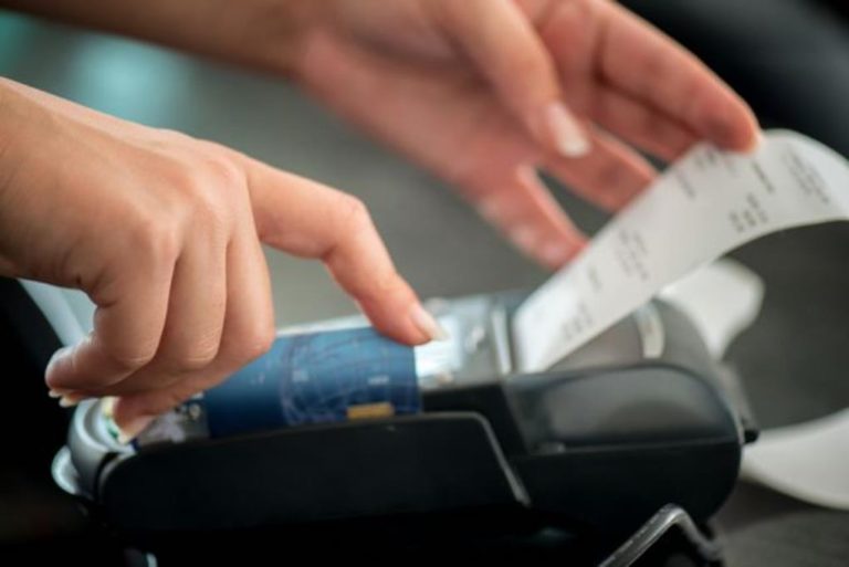image Ηλεκτρονικές συναλλαγές: POS παντού ακόμα και σε ταξί και περίπτερα