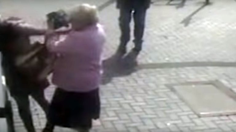 image Γιαγιά – «ράμπο»: Άρπαξε από τα μαλλιά γυναίκα που προσπάθησε να την κλέψει σε ΑΤΜ (βιντεο)