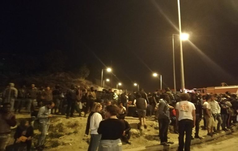 image Δήμαρχος Ανατολικής Σάμου: Οι μετανάστες έκαναν εξέγερση, πλησίασαν την πόλη με πέτρες και ξύλα -Εκλεισαν σχολεία (βίντεο)